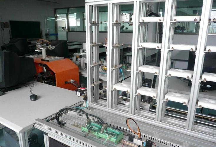工業自動化控制是一種使用許多控制系統來控制工廠或其他地方的設備的